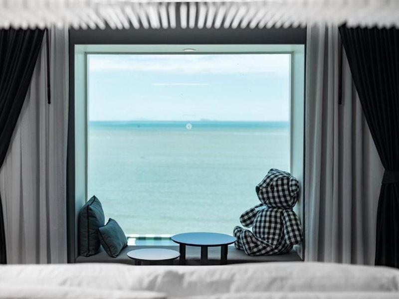 Foto Hotel Phuket Beachfront Ngoại thất bức ảnh A room at the hotel