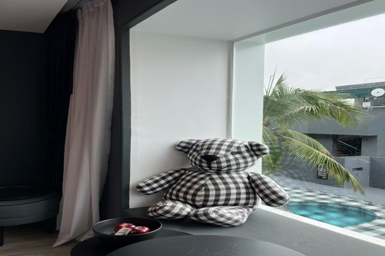 Foto Hotel Phuket Beachfront Ngoại thất bức ảnh A window seat