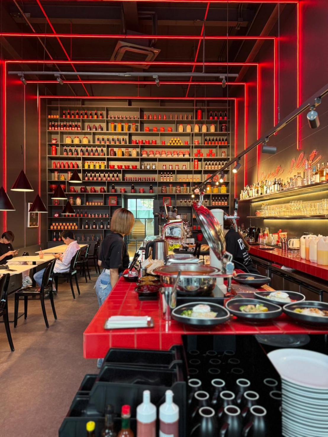 Foto Hotel Phuket Beachfront Ngoại thất bức ảnh Interior of a Hooters restaurant in Shanghai, China