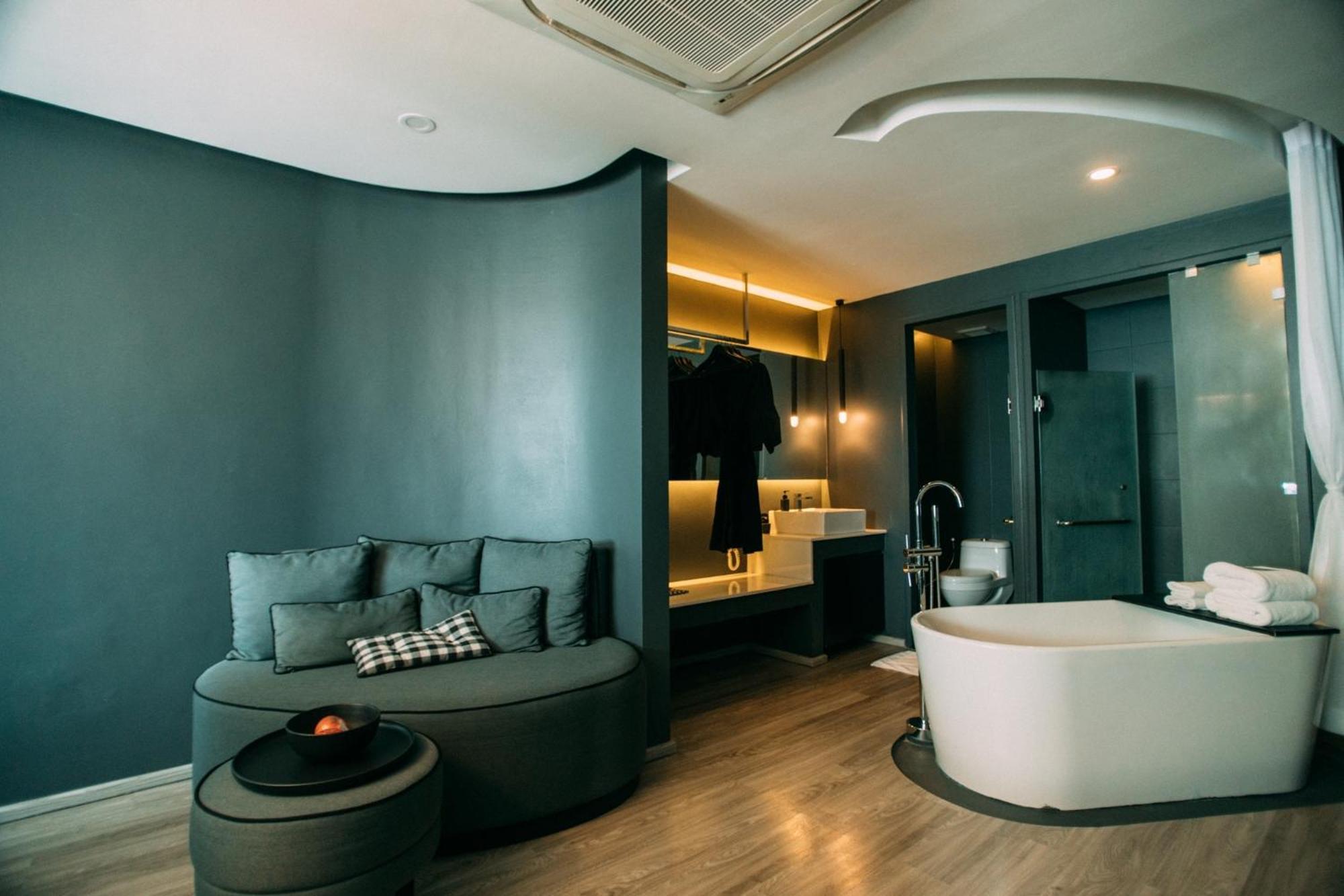 Foto Hotel Phuket Beachfront Ngoại thất bức ảnh A bathroom at the hotel