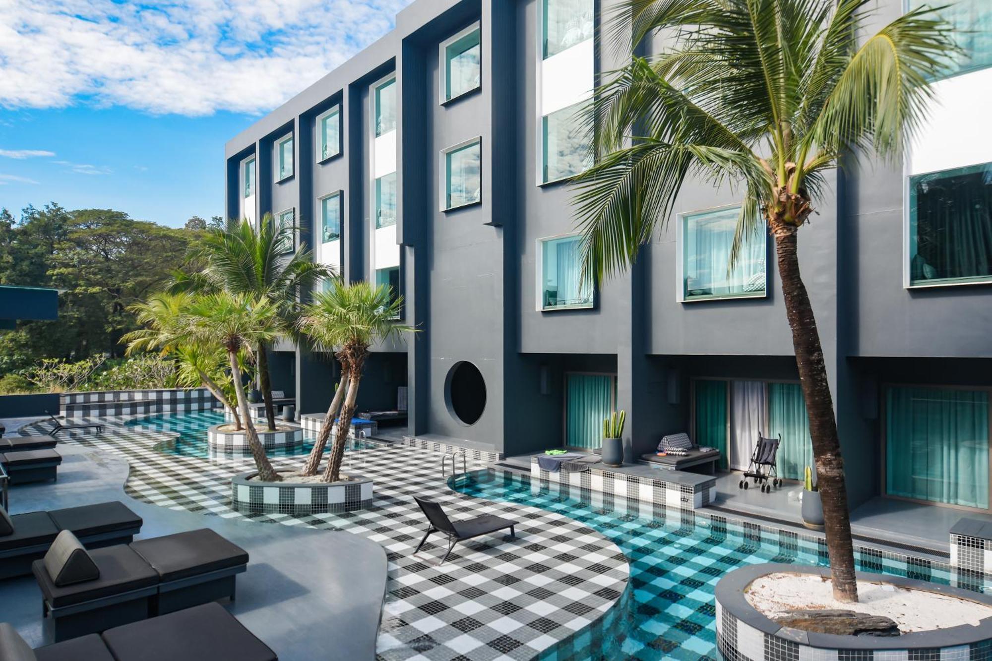 Foto Hotel Phuket Beachfront Ngoại thất bức ảnh The hotel's pool