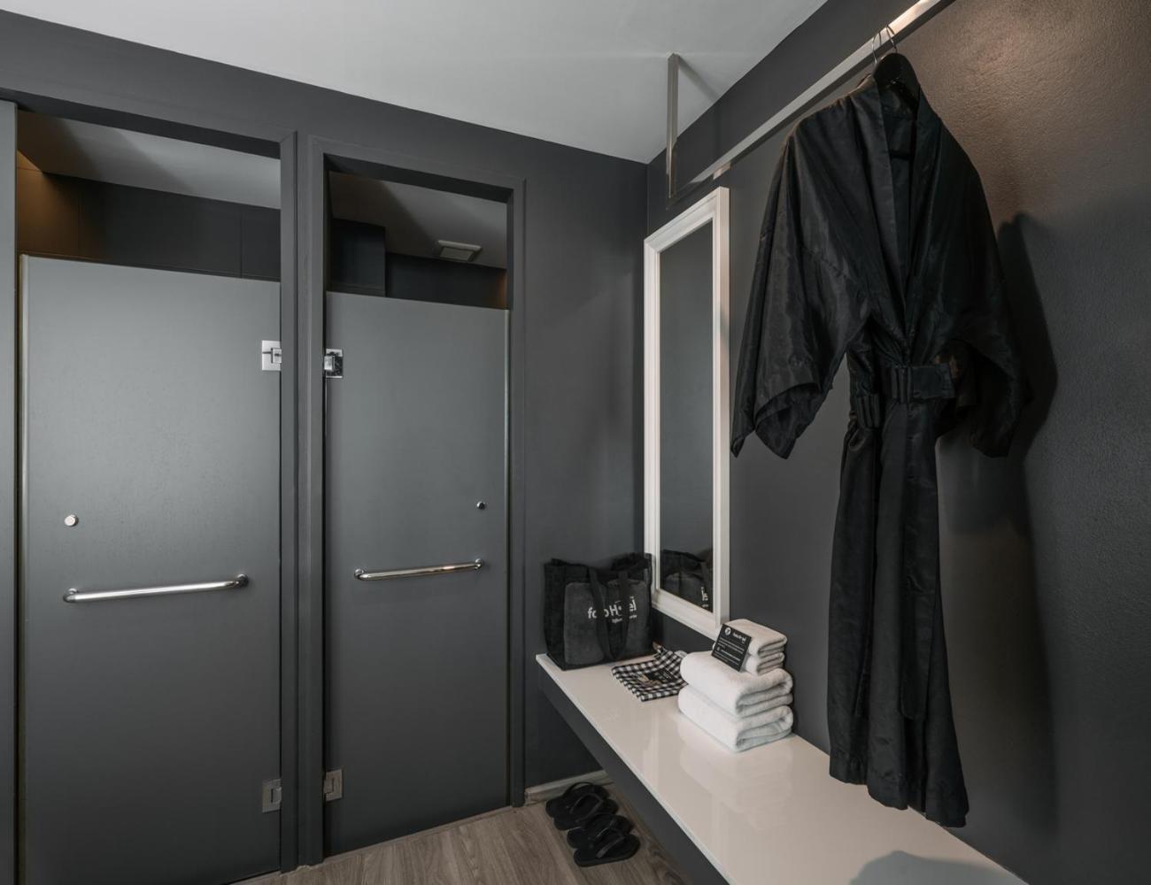 Foto Hotel Phuket Beachfront Ngoại thất bức ảnh A modern dressing room