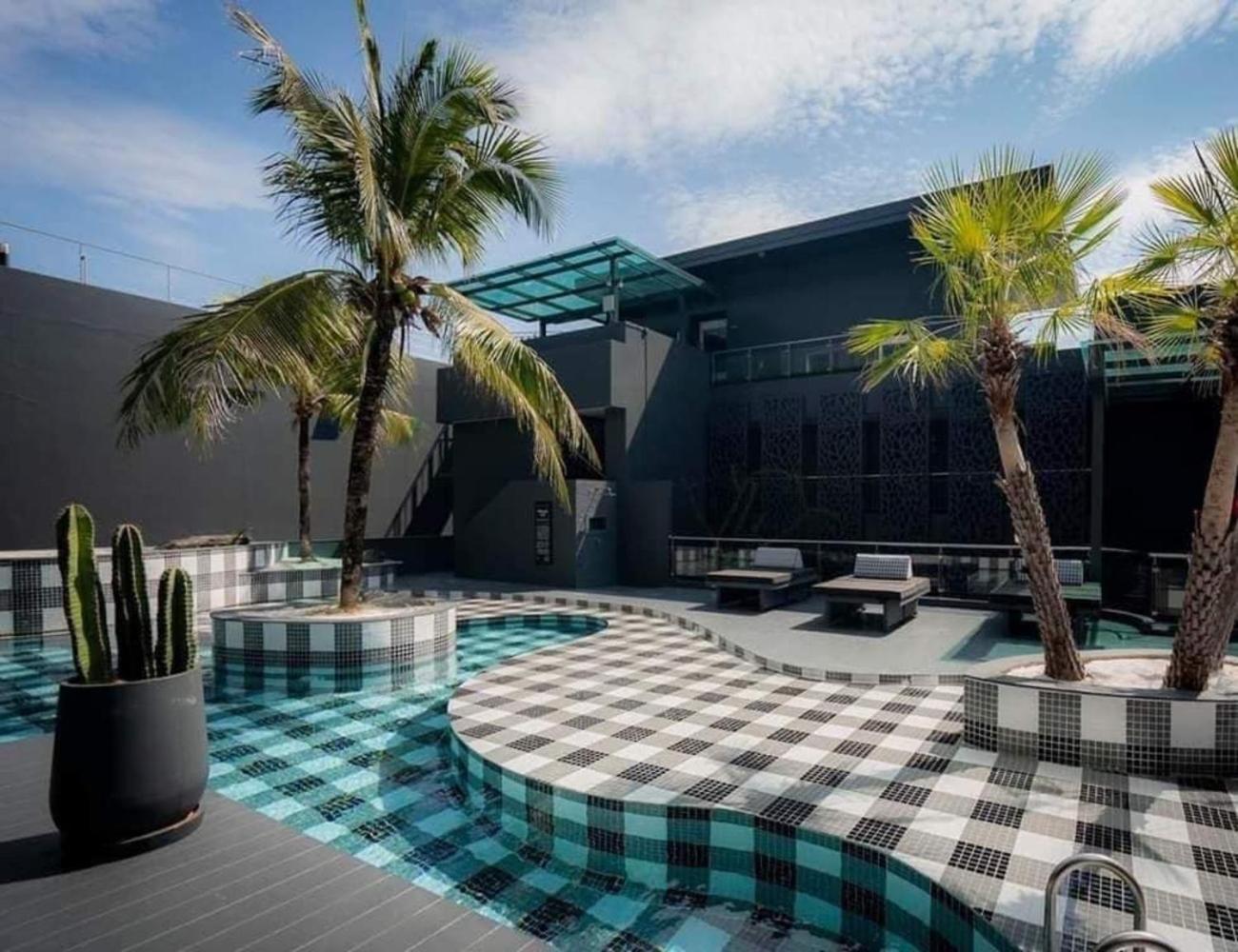Foto Hotel Phuket Beachfront Ngoại thất bức ảnh The pool at the hotel
